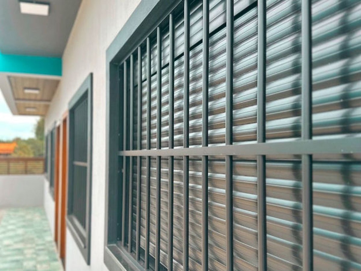 Fachada com venezianas de alumínio em fita