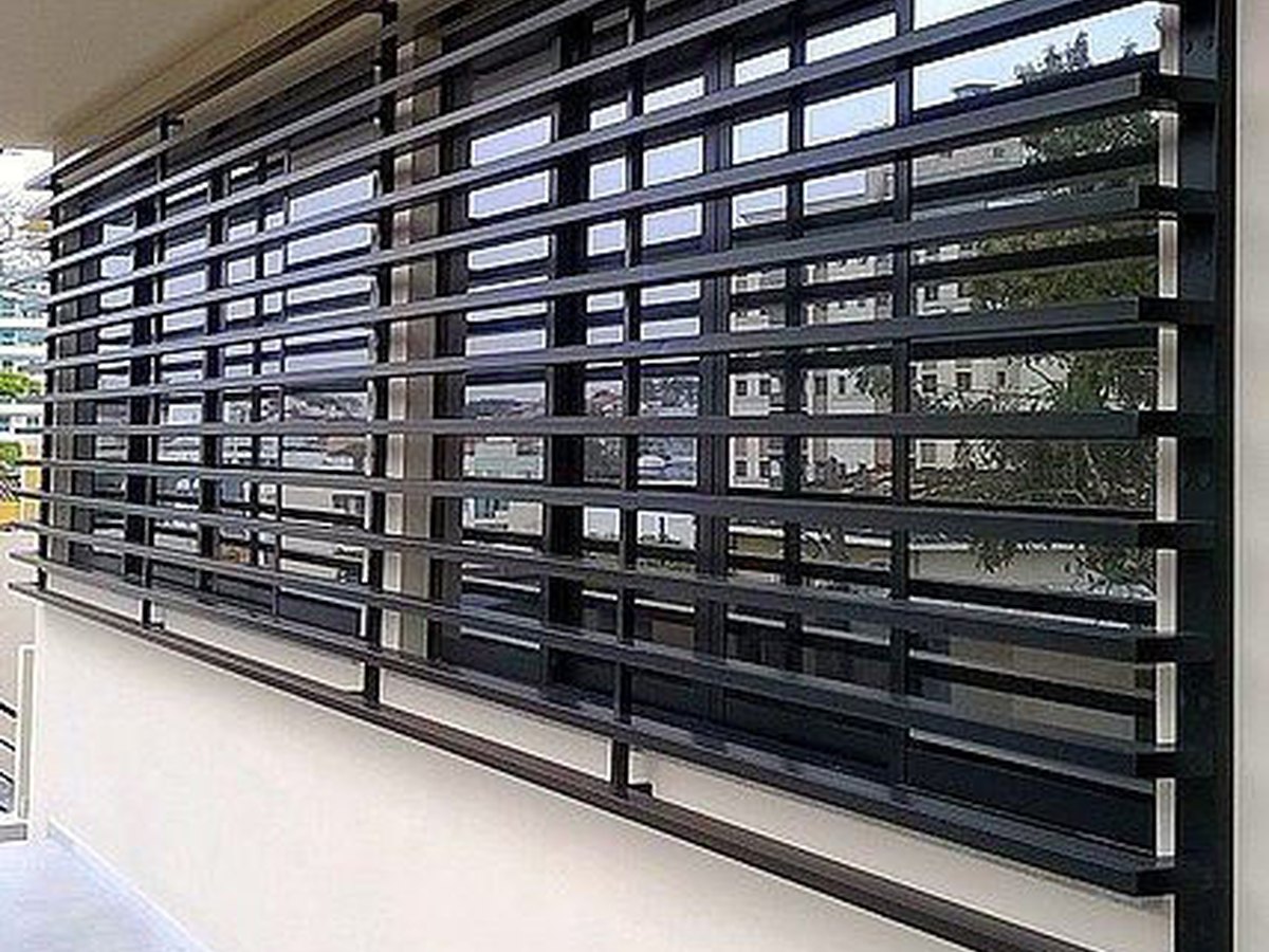 Gradil de alumínio em fita ao longo do muro